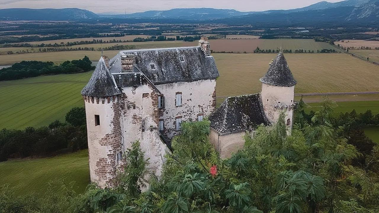 Castillo de millonarios franceses abandonado: ¡descubro una colección de arte africano!