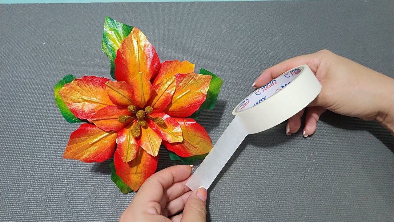 Flor Navideña con Cinta de PAPEL