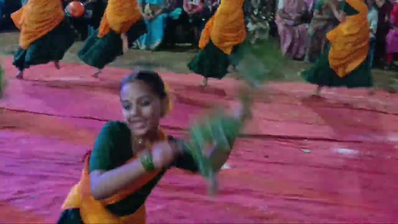 നല്ല ഒരു കൈകൊട്ടിക്കളി കണ്ടാലോ !!! 