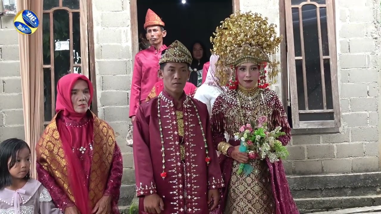 KEDUA MEMPELAI MENUJU PELAMINAN MADONA