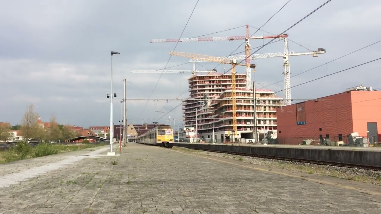 (CLAXON) NMBS S-trein vertrekt uit station Knokke