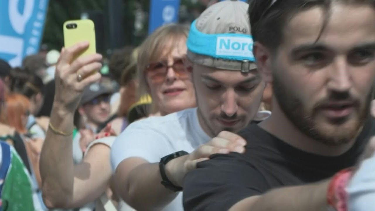 Des milliers de personnes dans les rues de Lille pour la grande braderie | AFP