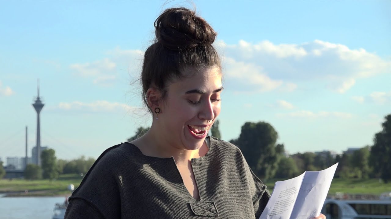 Poetin Aylin Celik performed ihren Slam zum Thema Respekt