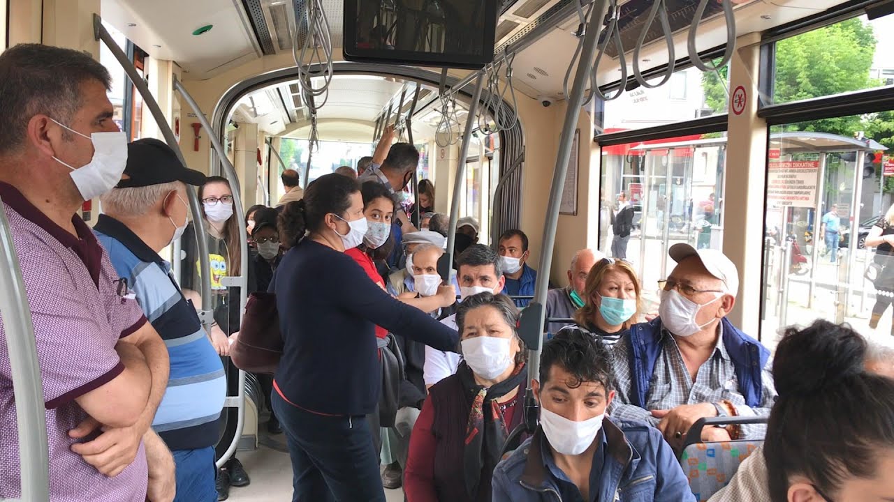Vatman, sosyal mesafesizliğe kızıp hareket etmedi