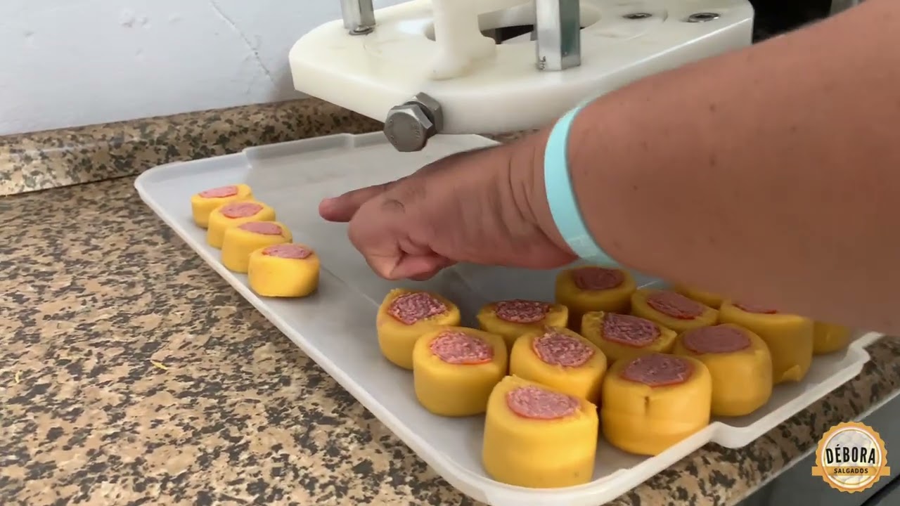 Como fazer enroladinho de salsicha na máquina de salgados | Passo a passo com Débora Salgados