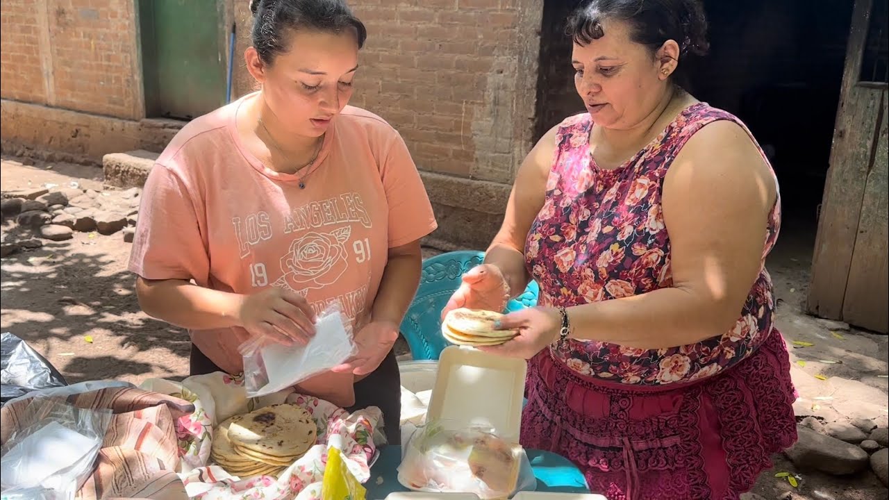 Preparando Unos Ricos Almuerzos para Los Policías, en Agradecimiento por su Trabajo