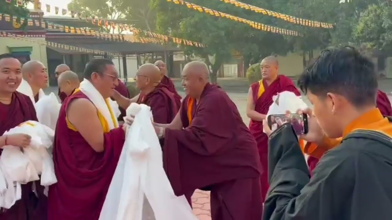 བདེན་པའི་རྒྱབ་ལངས་གྲྭ་བཙུན་རྣམས་ཡི་རང་བསྔགས་བརྗོད་ཡོད་།