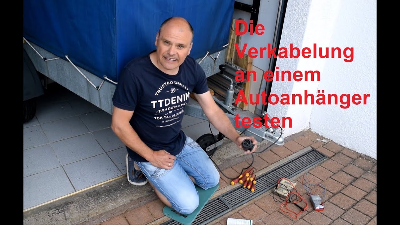 Verkabelung an einem Autoanhänger prüfen.