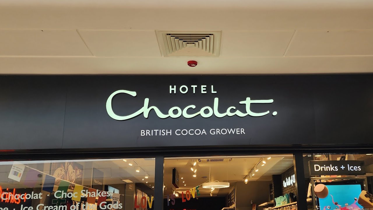 LIFE IN THE UK | SHOPPING CLOTHES FOR MY BROTHER + BUY HOTEL CHOCOLATES
