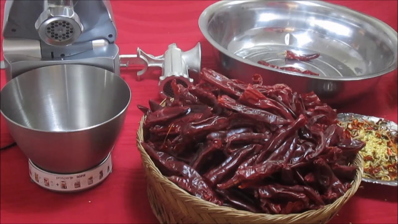 Préparation d'harissa maison pour cuisson.