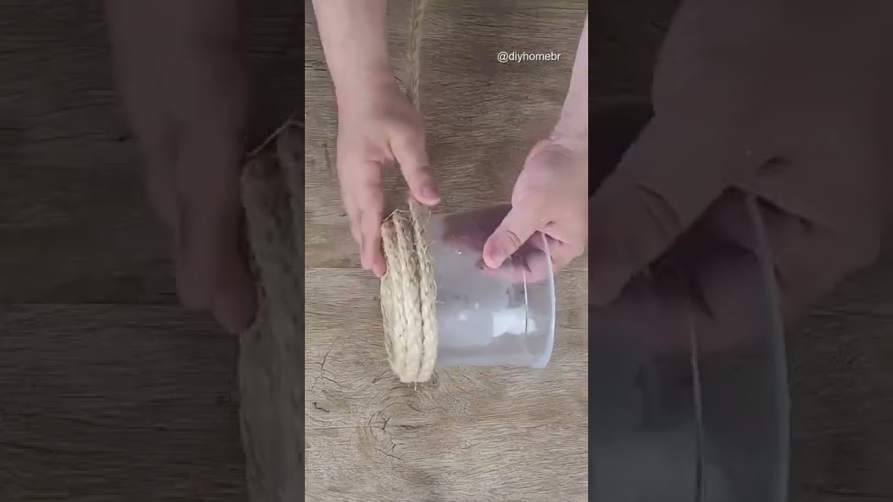 Faça você mesmo um cachepô utilizando um pote de plástico e corda de sisal. 