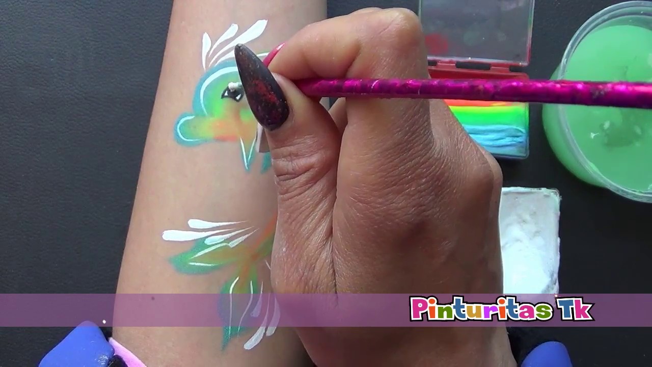 Pintacaritas delfín con colores arcoiris