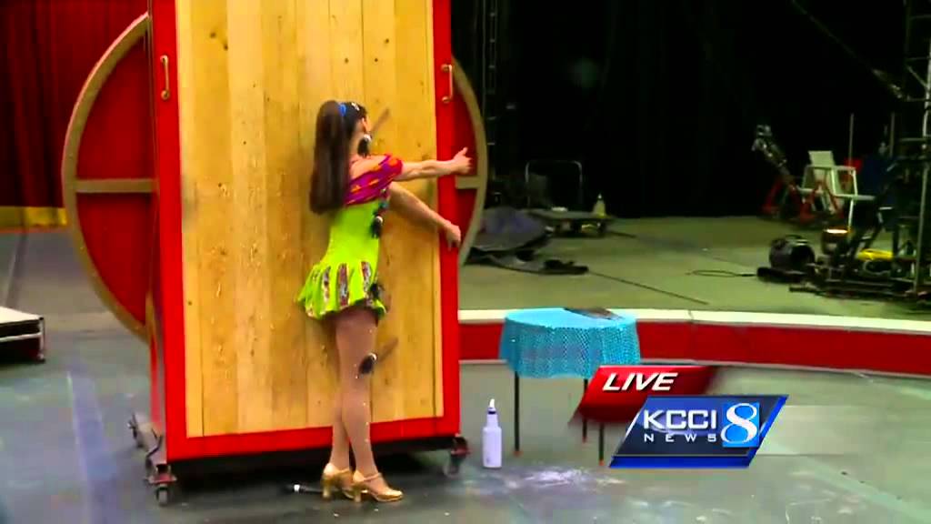 Knife thrower shows off for circus preview