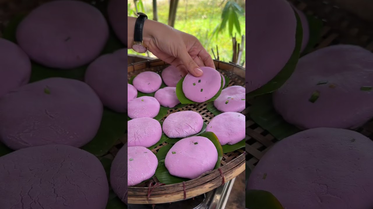 Có bột nếp làm bánh này đi cũng dính lắm mấy chị