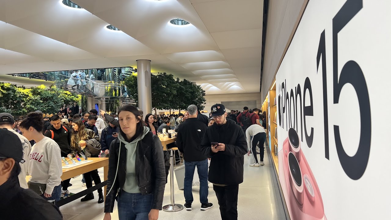 iPhone 15 Pro| Apple Store | 5th Avenue| Manhattan| New York City|  USA 🇺🇸 | Raining & Cold|