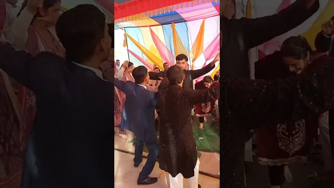 रहुड़ गांव के कपुरसिंह मिस्त्री जी के बेटे मनोज की शादी में श्री सौंमीराम और बनारसी जी का डांस नित्य