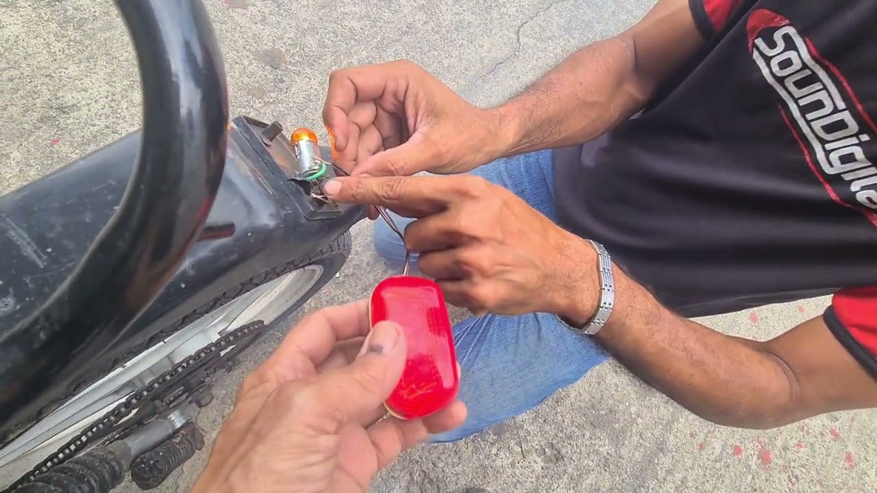 Como adaptar luz trazeira de bicicleta em luz de mobilete 