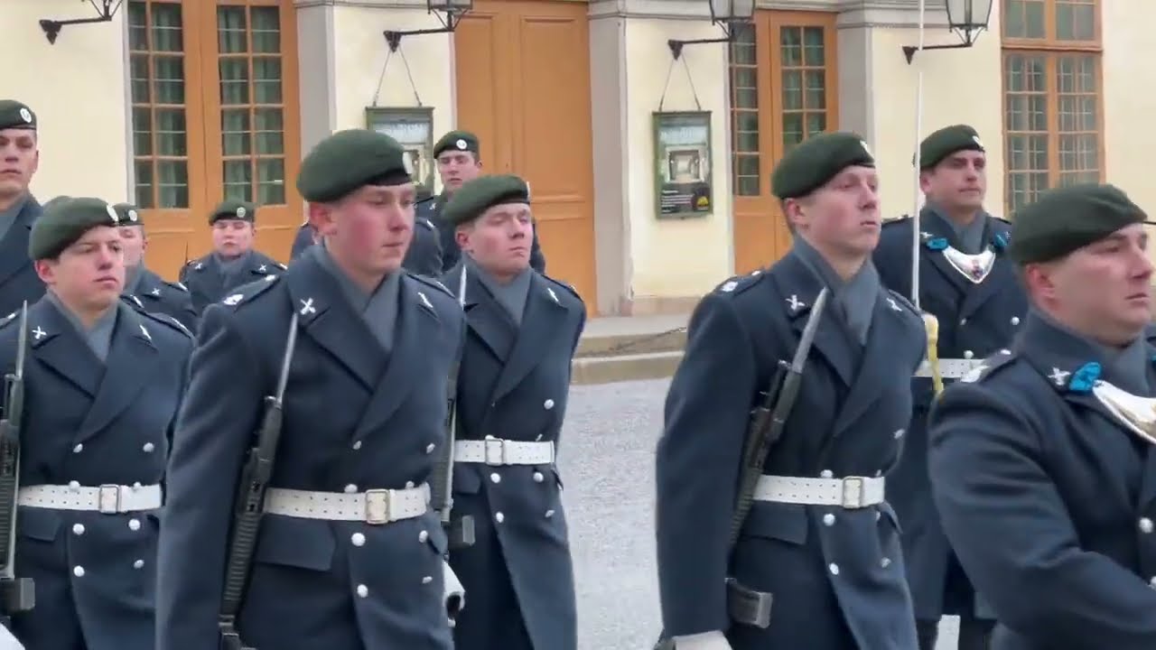 Drottningholms Slott vaktavlösning Livgardet Kungsängen 122 skyttekomp - 13 säk bat.  2022-12-28
