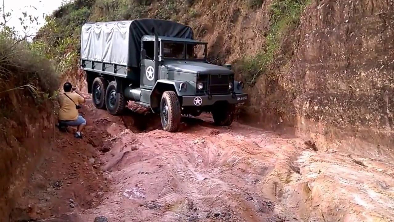 Viatura na trilha - Caminhão Militar REO M35 6x6 transpondo erosões