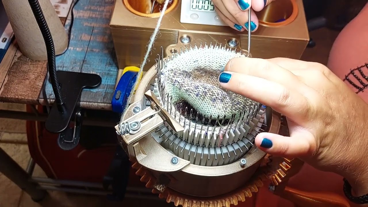 CSM Knits- A somewhat side-by-side comparison of the updated and original Dean & Bean heel forks