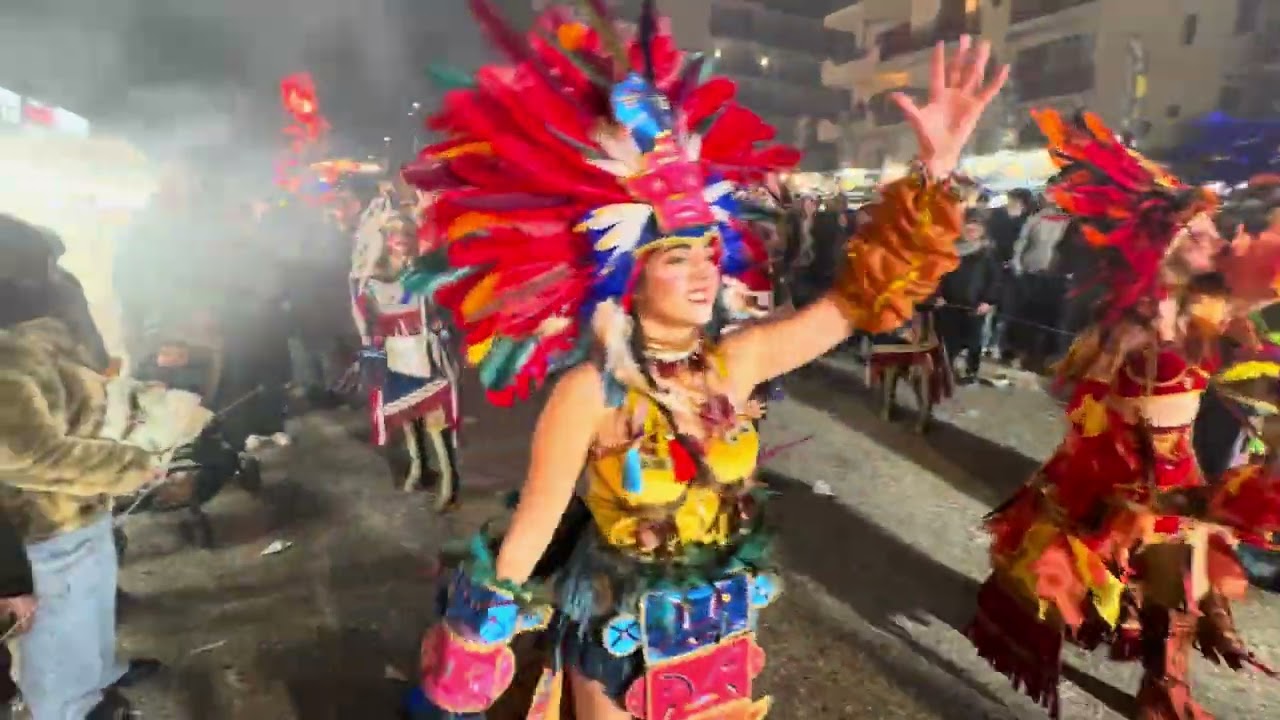 IL BALLO DI UN GRUPPO MASCHERATO ALLA SFILATA DEL CARNEVALE DI SCIACCA 2026 
