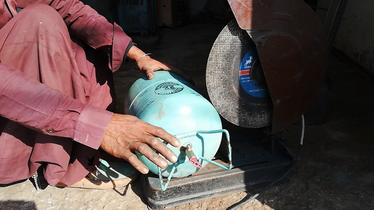 Incredible Metal stove made from an old AC gas cylinder