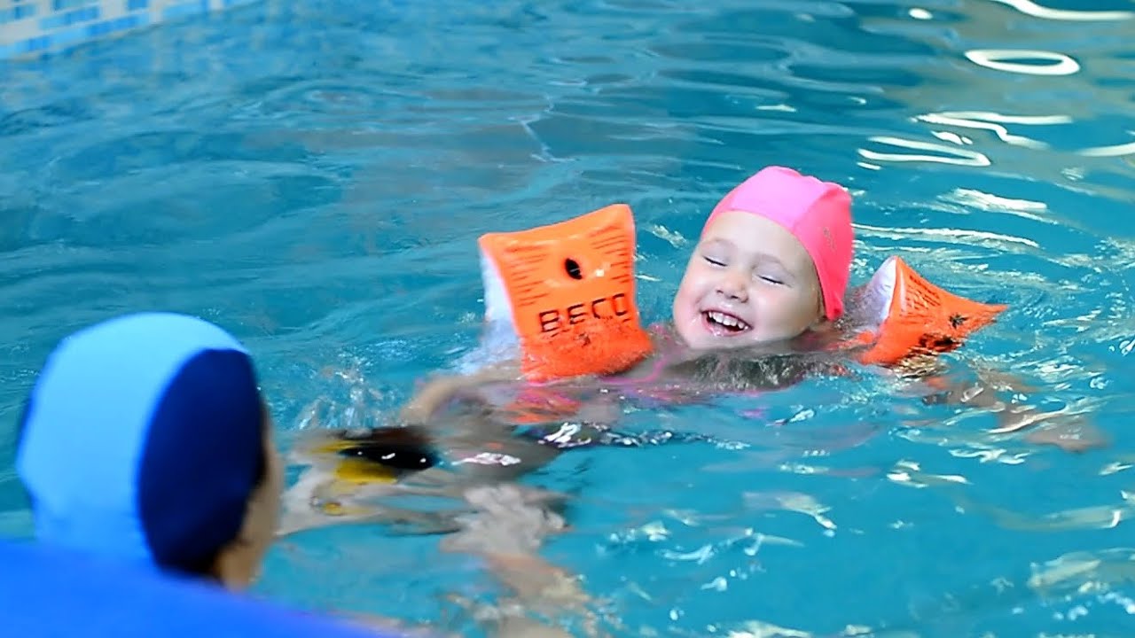 Агата в бассейне Счастливый крепыш