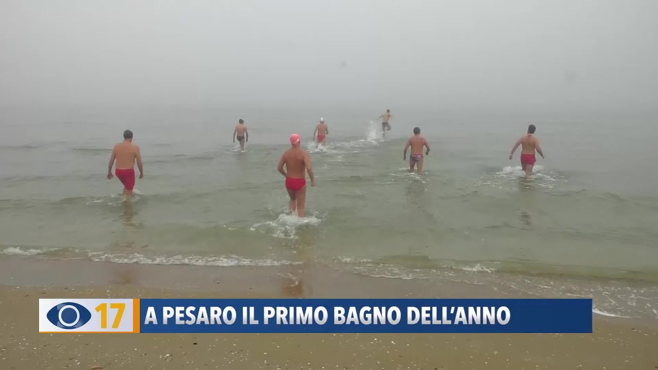 A Pesaro il primo bagno dell'anno 2022