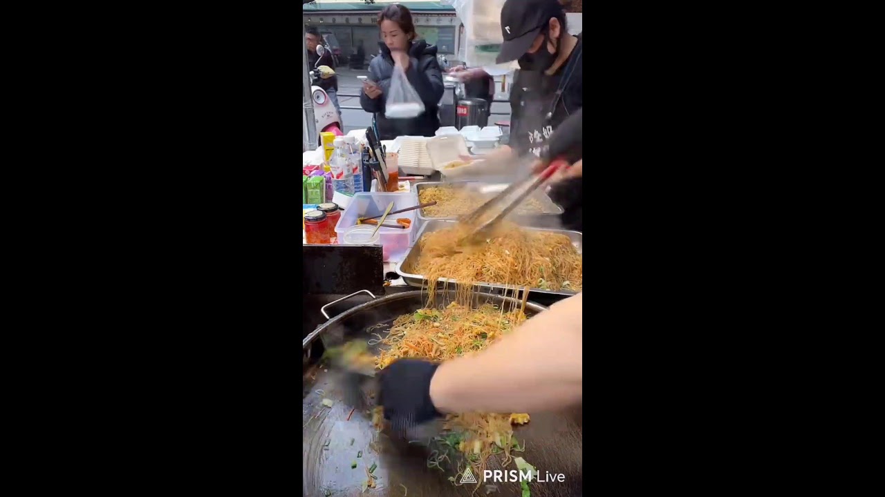 Chinese Woman expert in cooking.