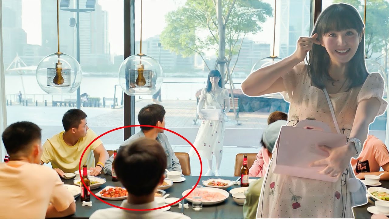 สาวส่องกระจกจัดผม ไม่รู้ว่าซีอีโอข้างในแอบมองและตกหลุมรักเธอทันที!