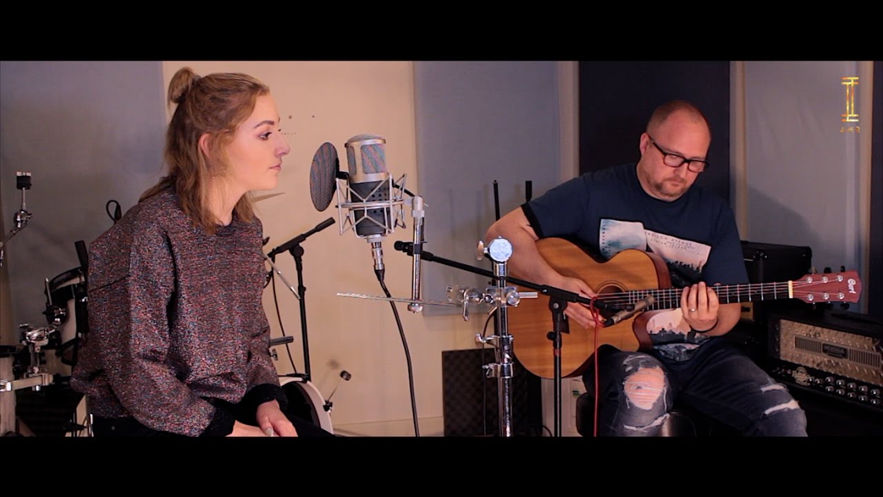 Felicity - Performing 'Mirror Man' by Ella Henderson