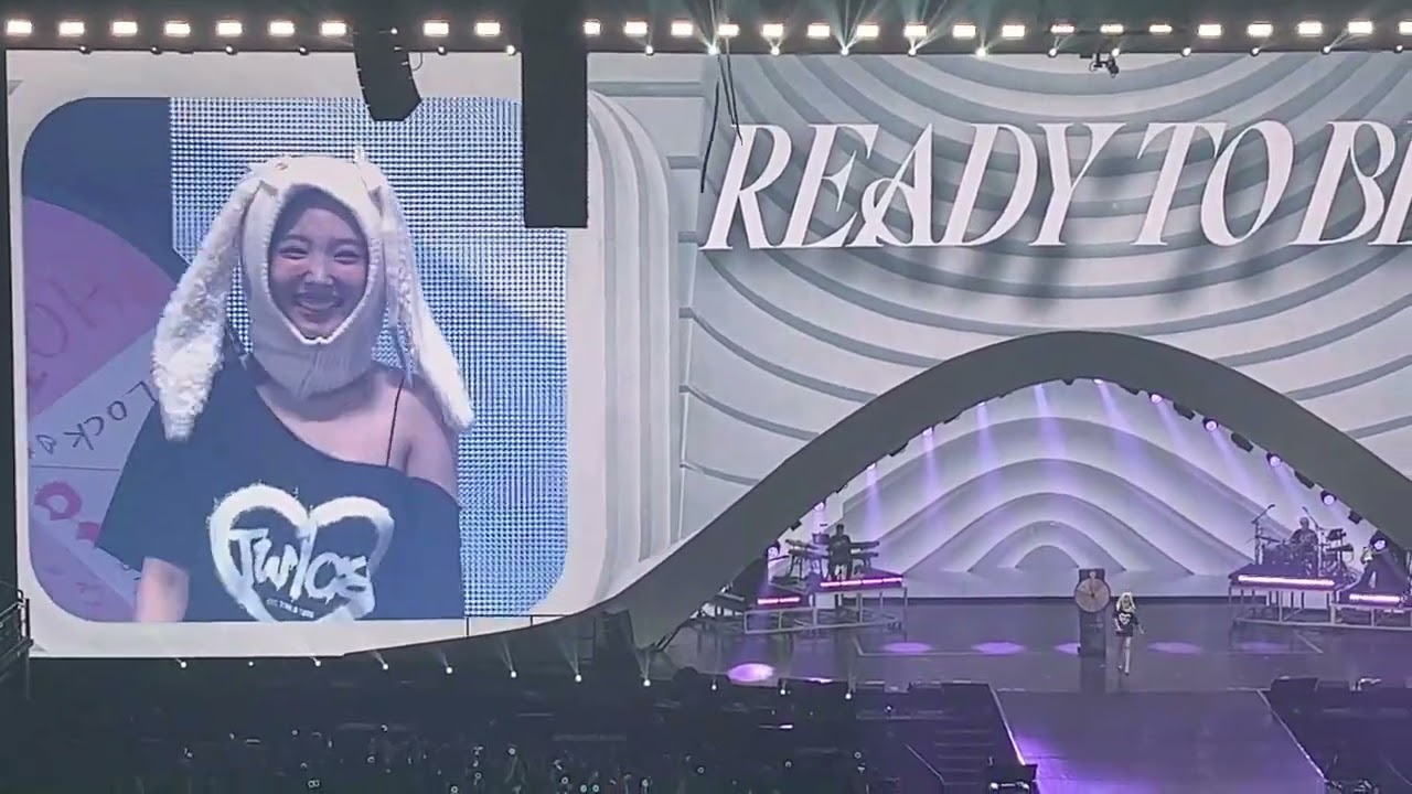 230923 TWICE READY TO BE IN BANGKOK DAY 1 - ENCORE : LIKE OOH-AHH / STRAWBERRY