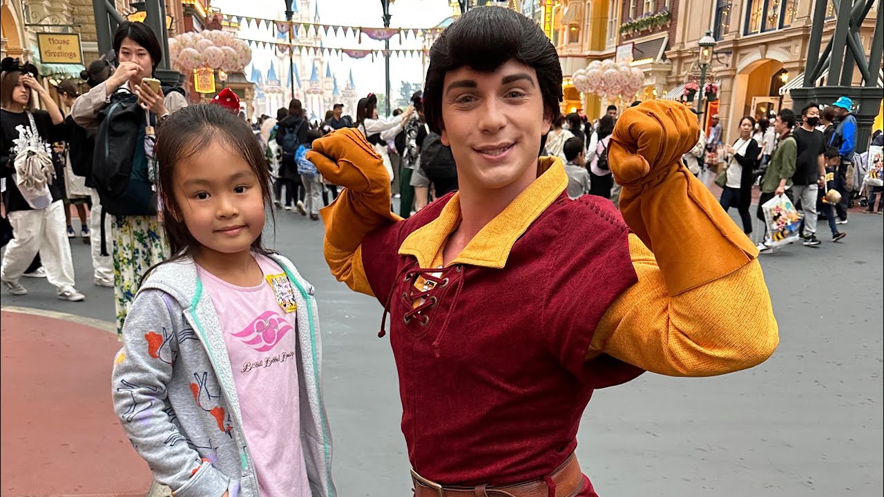 Gaston Flexing! 😍😘 Beauty And The Beast #disneycharacters #tokyodisney