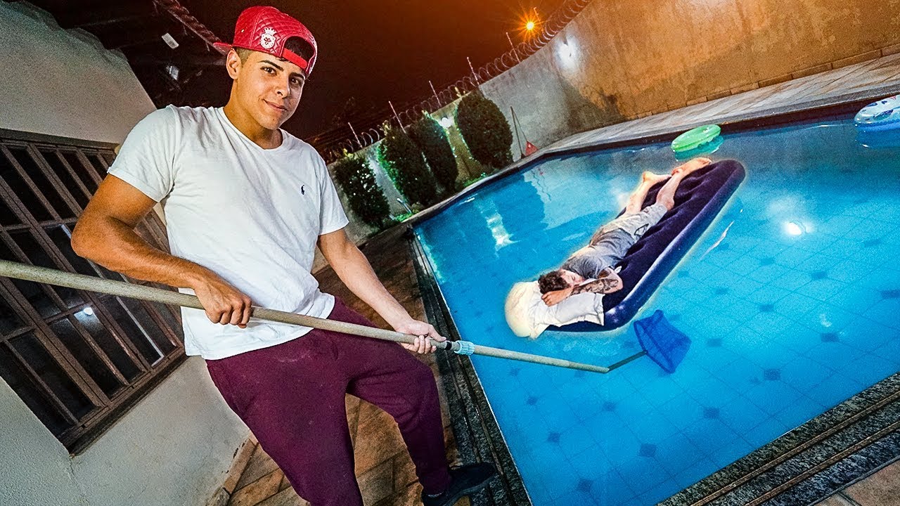 COLOQUEI MEU AMIGO DORMINDO NA PISCINA