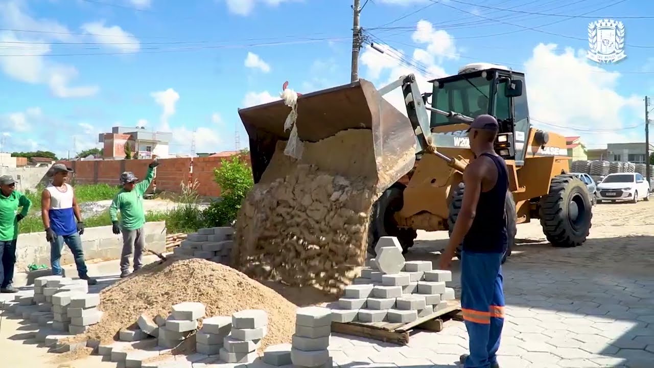 CONTRA A POEIRA E A LAMA: É A PREFEITURA DE SÃO MATEUS CUIDANDO DE QUEM MAIS PRECISA