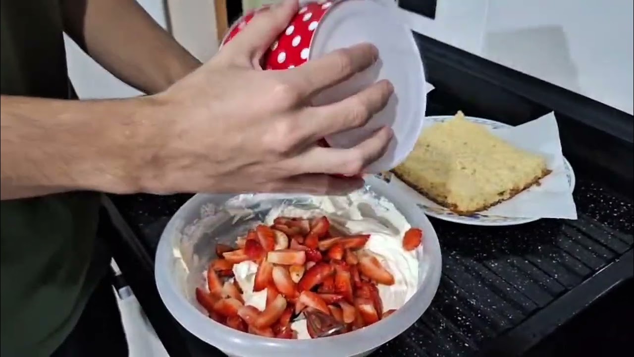 BOLO DE MORANGO COM NINHO 