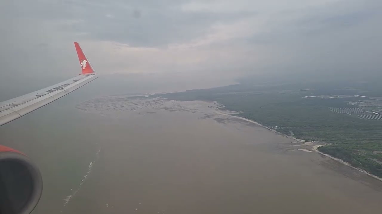 Lion Air Boeing B737-900ER Landing at Kualanamu International Airport, Medan