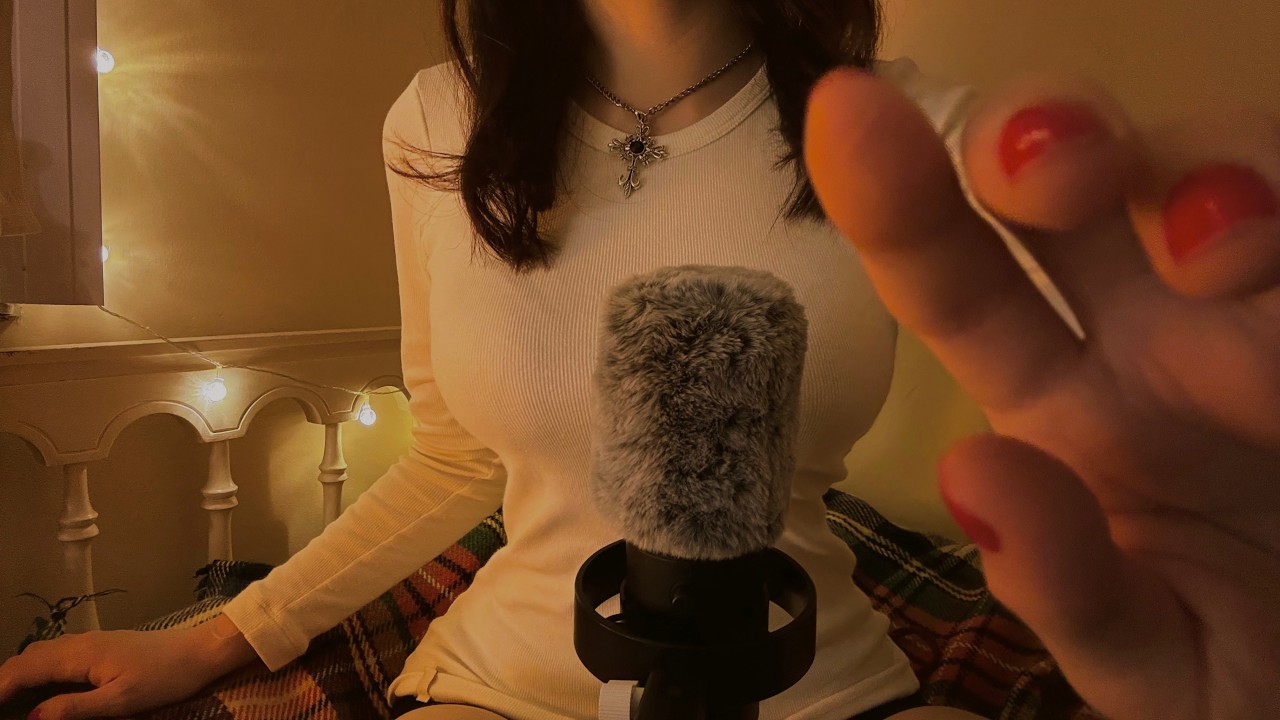 Вы засыпаете с подругой на коленях, пока она нежно ласкает вас ASMR