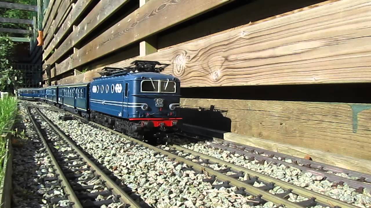 Stoom&Spoor NS 1100 met plan E personentrein voor de LGB baan