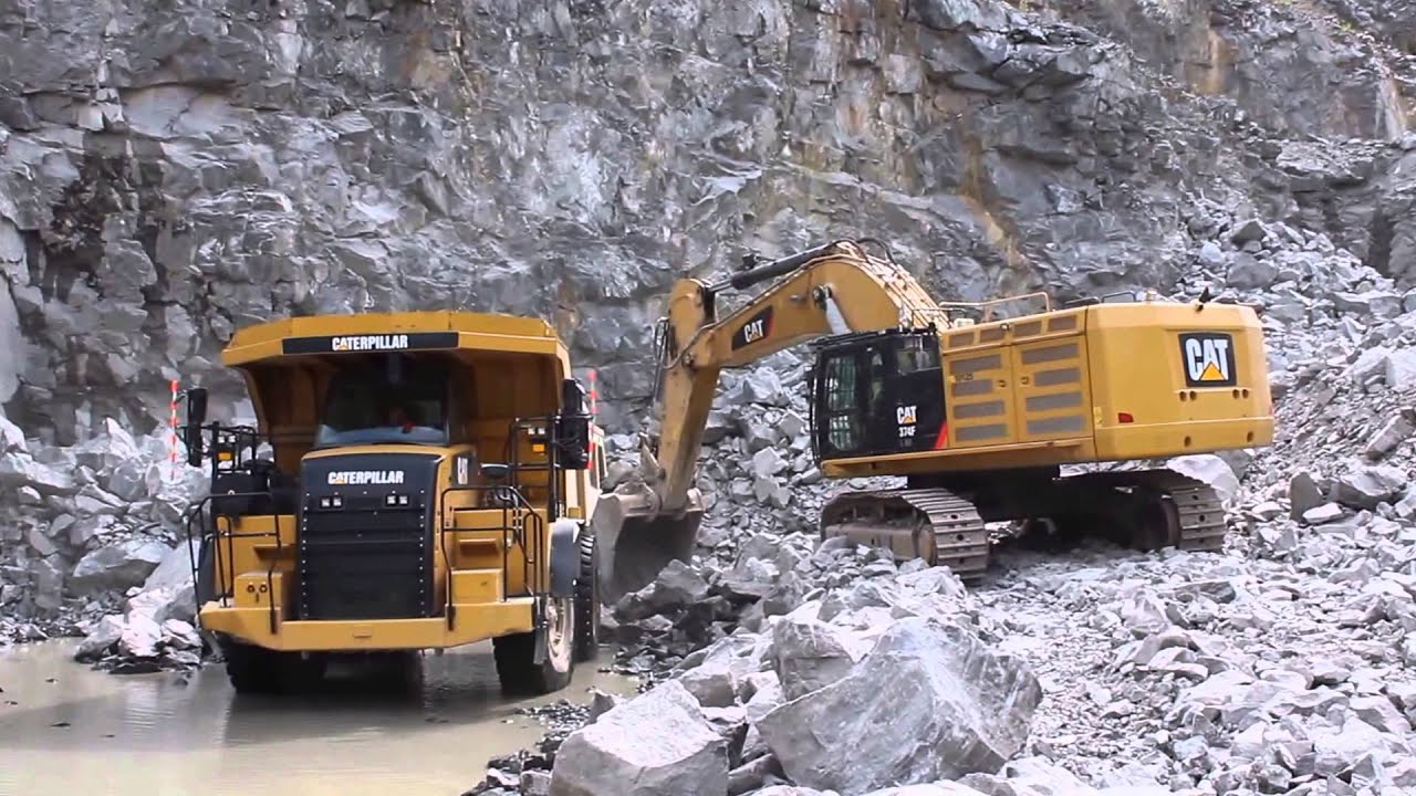 First CAT 374 F LME loads a CAT 772 in a quarry in Germany