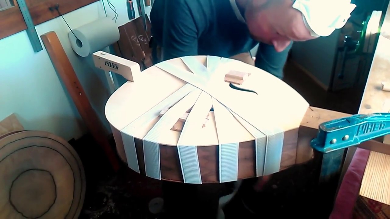 Pegando tapa de laúd artesano