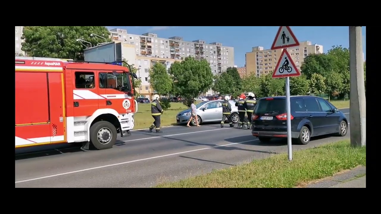 Tűzoltók, mentők érkezése két autó baleseti helyszínére. ( Győr, 2025 06. 11. )