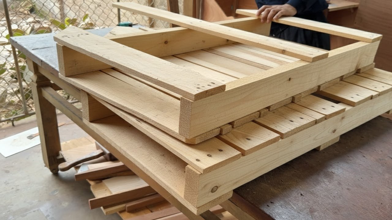 The BRILLIANT Pallet Idea Everyone Should See! Smart Folding Shelf