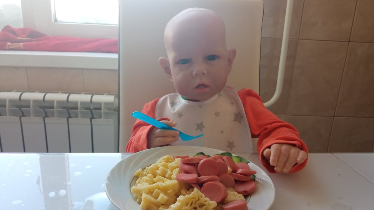 Даниил есть лапшу. Алиса есть кашу первый раз.