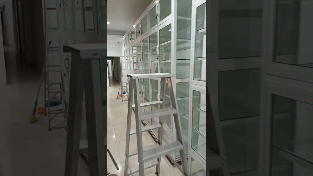 satu set lemari kaca apotik