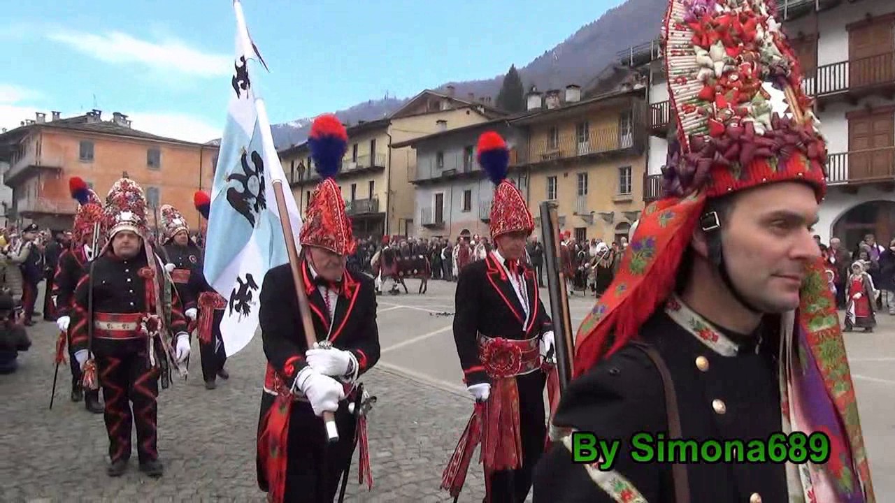 Ba&igrave;o Sampeyre 2017, Grande sfilata di oltre 400 Figuranti