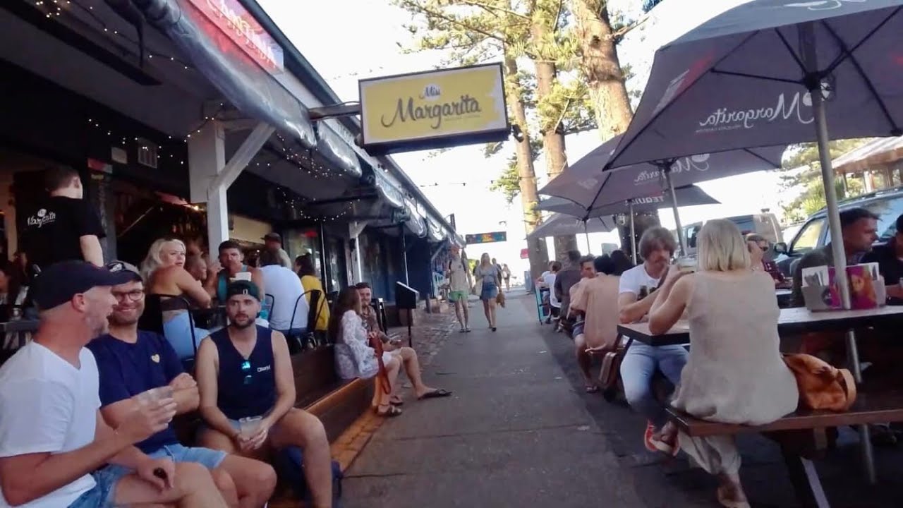 Walking tour in Byron Bay at day & night Australia
