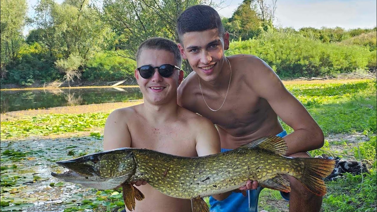 Dvije štuke u dva zabačaja, i zubata kraljica od 5kg na kedera, roštilj i druženje u prirodi…