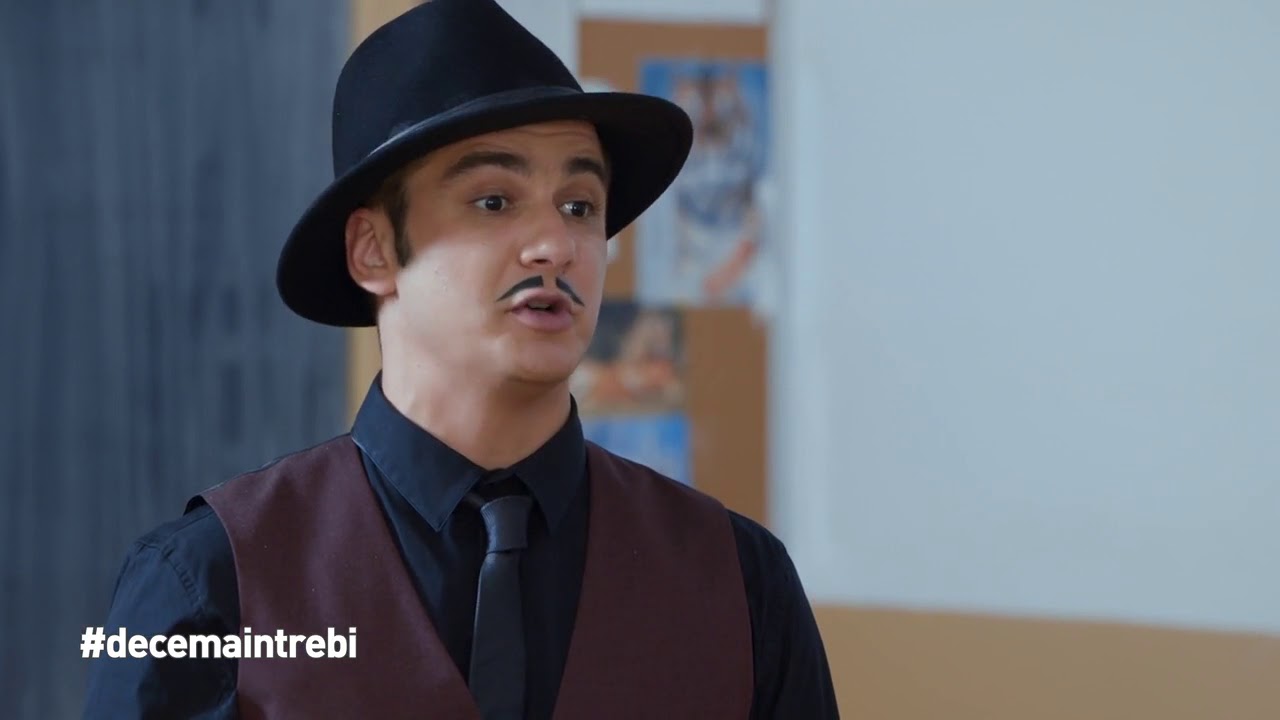 Profesorul Decemaintrebi le spune studenților notele în urma examenului susținut