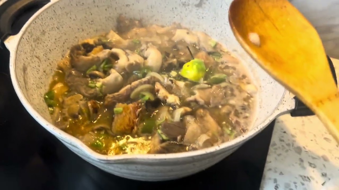 Maman Sonia, Jeanne d’Arc, vous montre comment faire du bouillon de brazza et bissap maison 